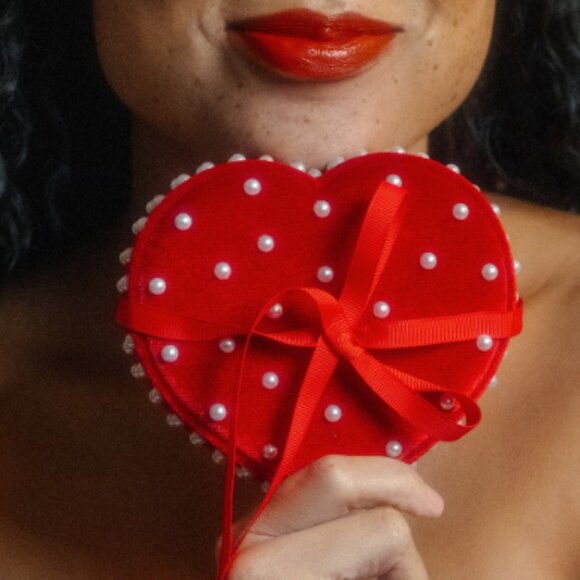 NIB - Local Eclectic Limited Edition Heart Shaped Red Velvet Pearl Jewelry Box - Picture 4 of 16